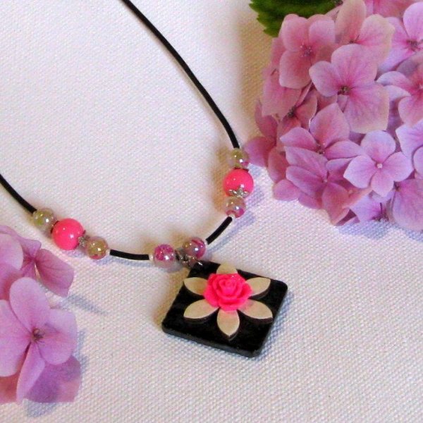 Collana in ardesia da donna con design floreale fucsia ed ecrù, creazione unica