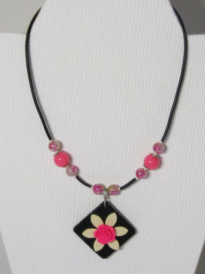 Collana in ardesia da donna con design floreale fucsia ed ecrù, creazione unica