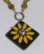 collier pendentif fleur émaillée jaune sur chaine fantaisie argentée