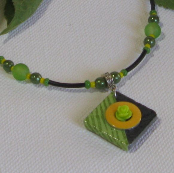 Collier Ras du Cou pour Femme en Ardoise motif Fleur Vert et Jaune, Création Unique