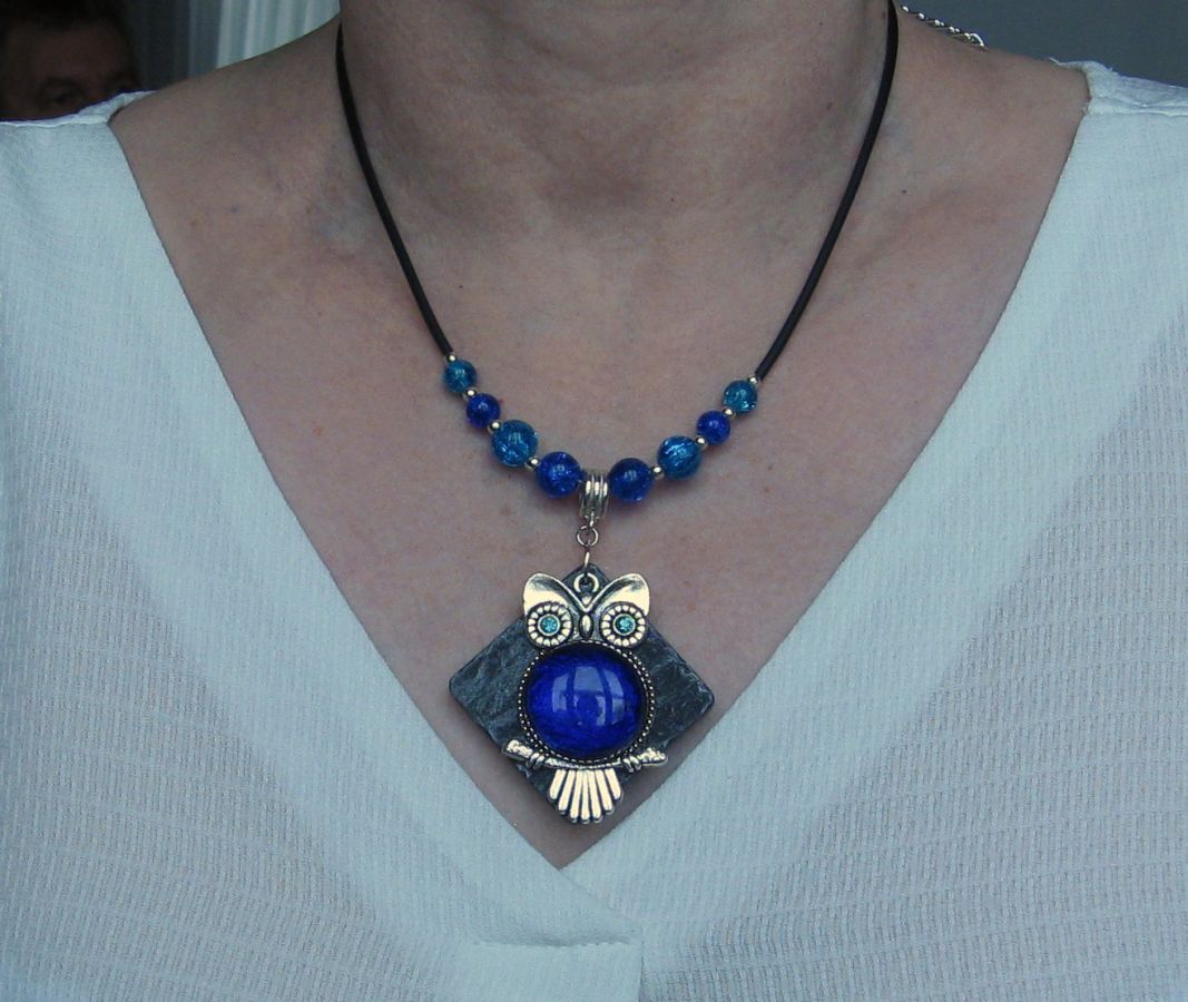 collier pendentif grosse chouette bleu roi sur ardoise sur silicone noir