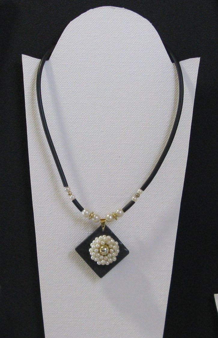 Collana con perle su ardesia, cordoncino in silicone nero e perle, creazione unica