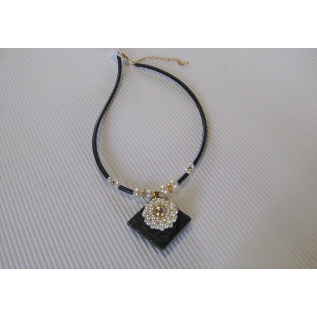 Collana con perle su ardesia, cordoncino in silicone nero e perle, creazione unica