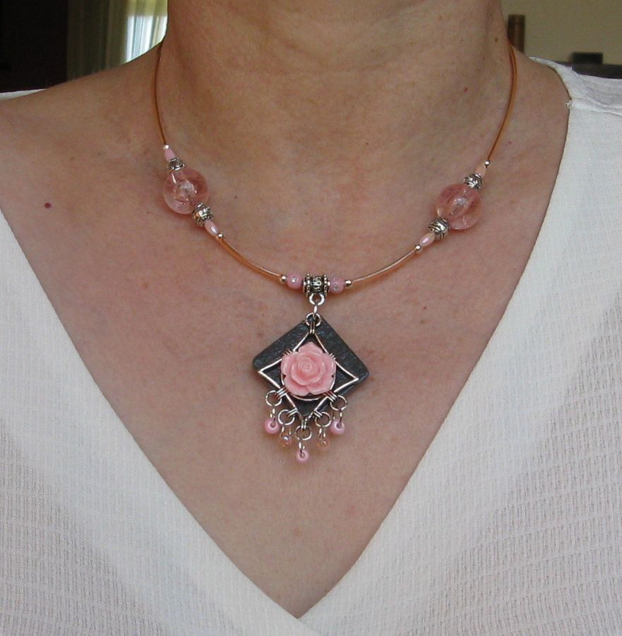 collier pendentif romantique fleur rose sur cordon rose et perles