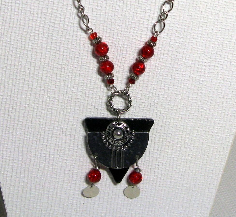 collier pendentif rouge et argent style ethnique avec ardoise