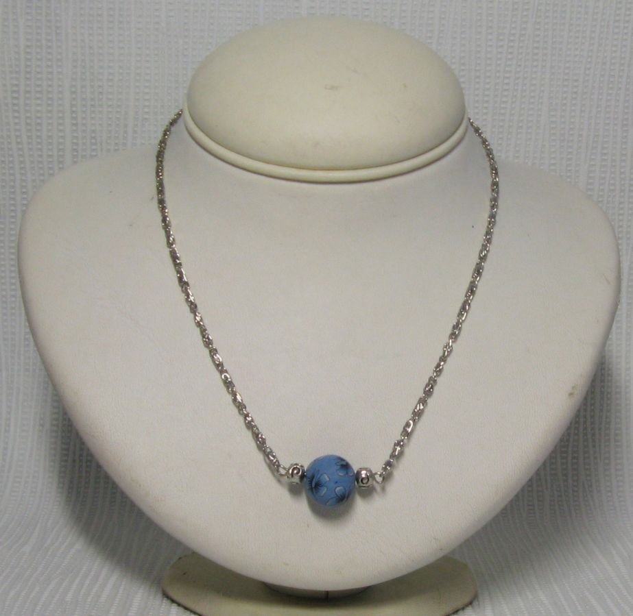 Collier ras-du-cou  perle fleur bleu sur chaine fantaisie