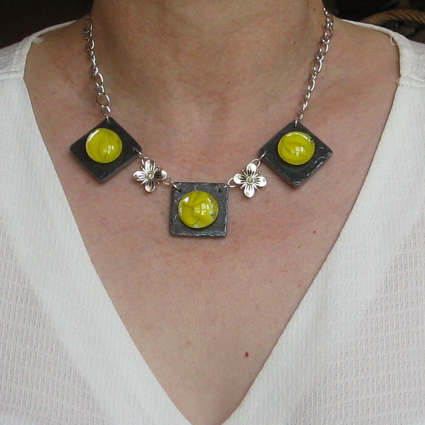 collier plastron cabochon jaune sur ardoise montage chaine argentée