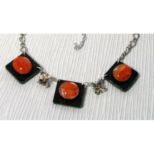 collier plastron cabochon orange sur ardoise montage chaine argentée