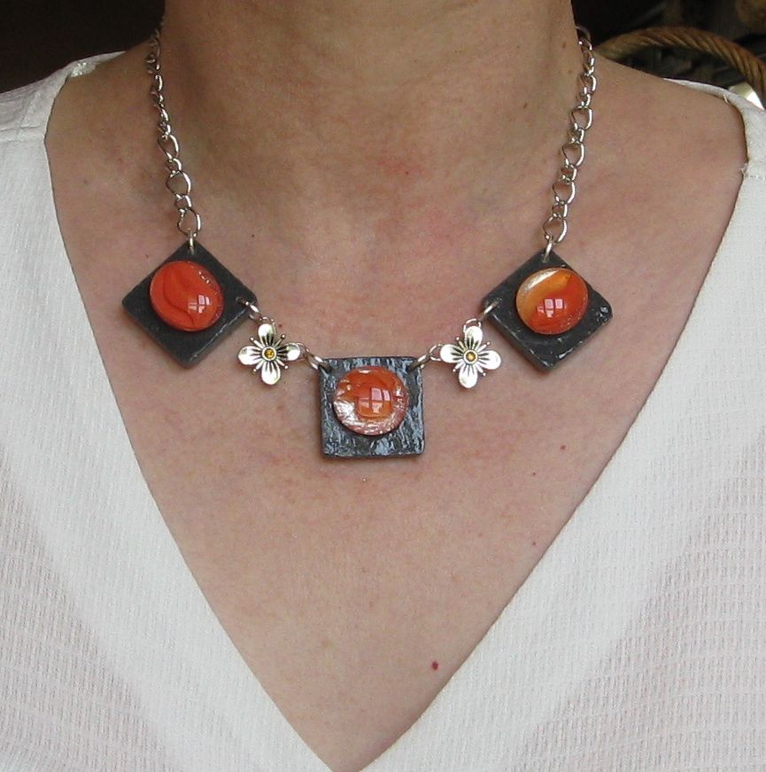 collier plastron cabochon orange sur ardoise montage chaine argentée