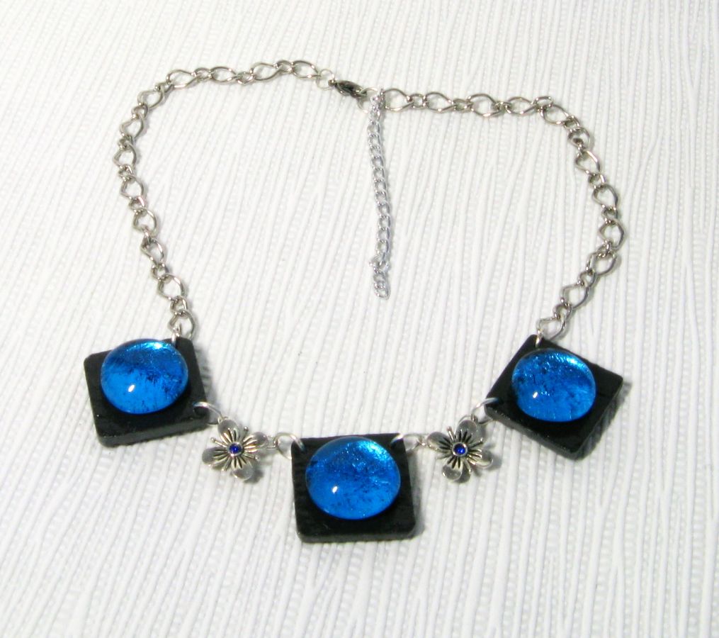 collier plastron cabochon bleu sur ardoise montage chaine argentée