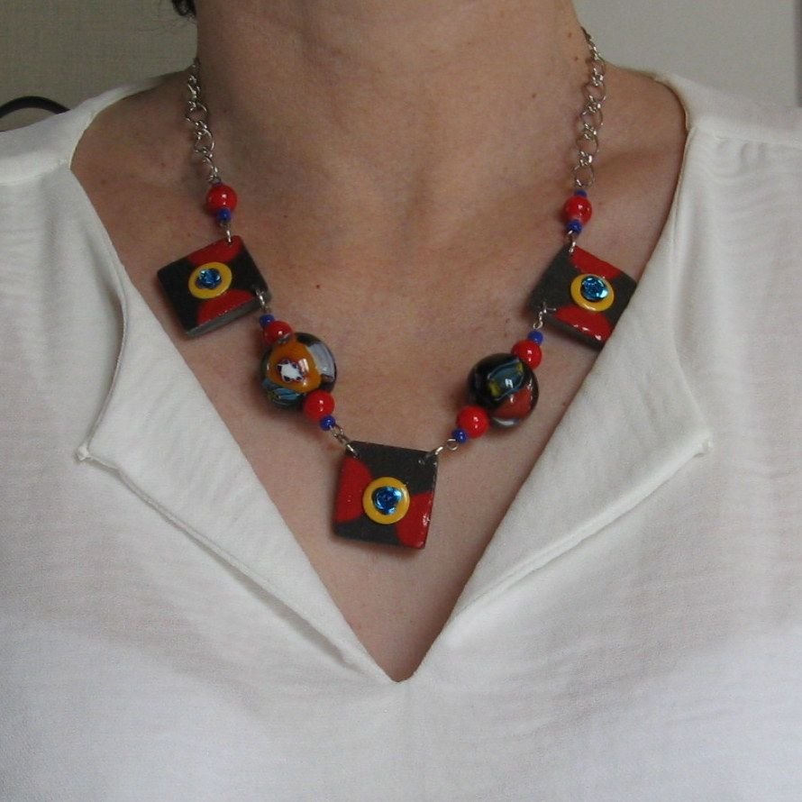 Collier Plastron  pour Femme en Ardoise Emaillée et Perles en Céramique rouge bleu et jaune