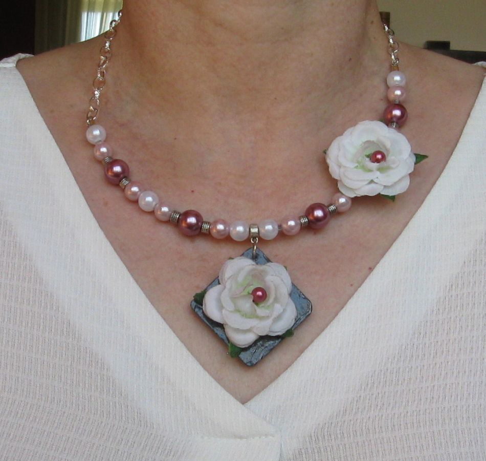 Collana da sposa in ardesia per donna con fiori bianchi e perle, creazione unica 