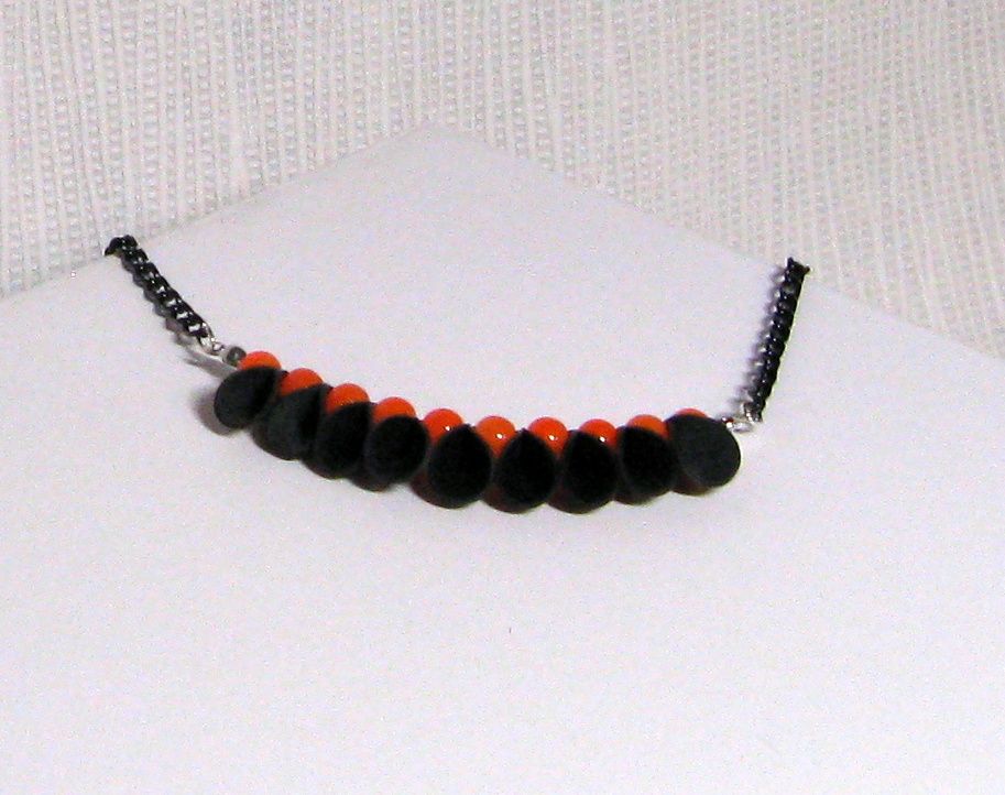 Collana da donna in silicone nero e perline arancioni