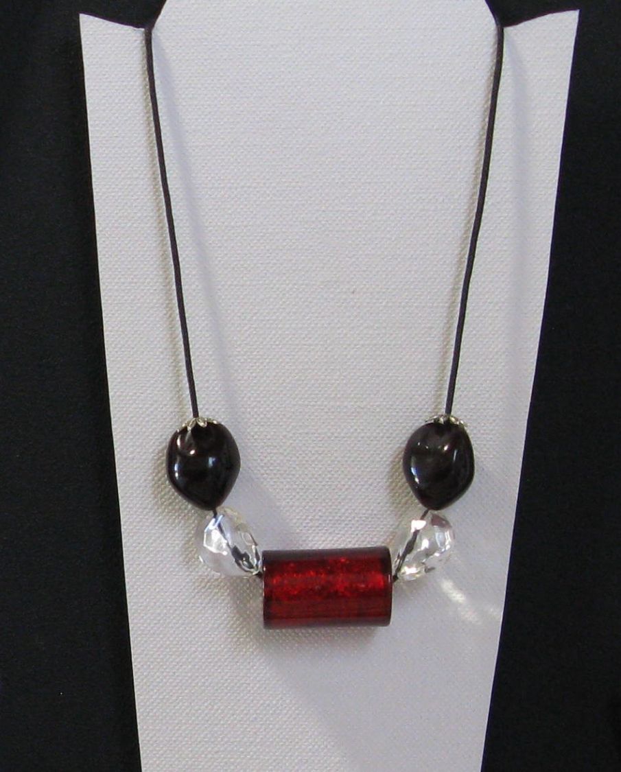 Grande collana rossa su cordoncino di cotone nero, pezzo unico 