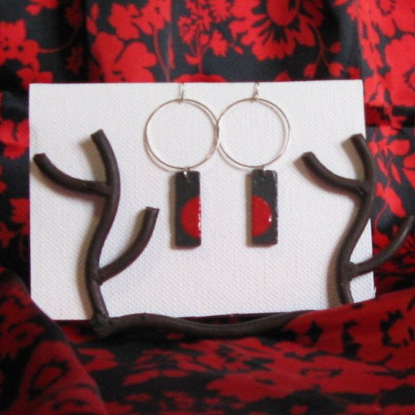 Grande Boucles d'oreille pour Femme en Ardoise Emaillée Rouge monté sur un Gros Anneau ,personnalisable, création unique