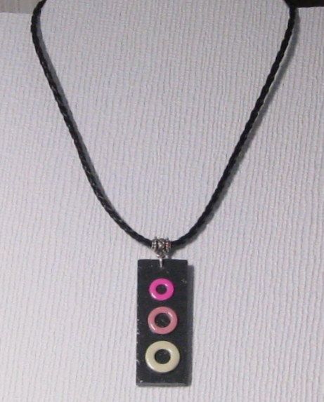 Pendentif ardoise et émail sur cordon de cuir tressé noir.