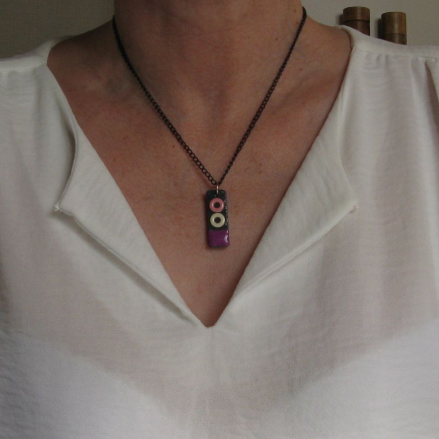 Petit Pendentif pour Femme ou Ado en Ardoise Emaillée rose et violet sur un montage au choix, Chaine ou Câble, Création Artisanale