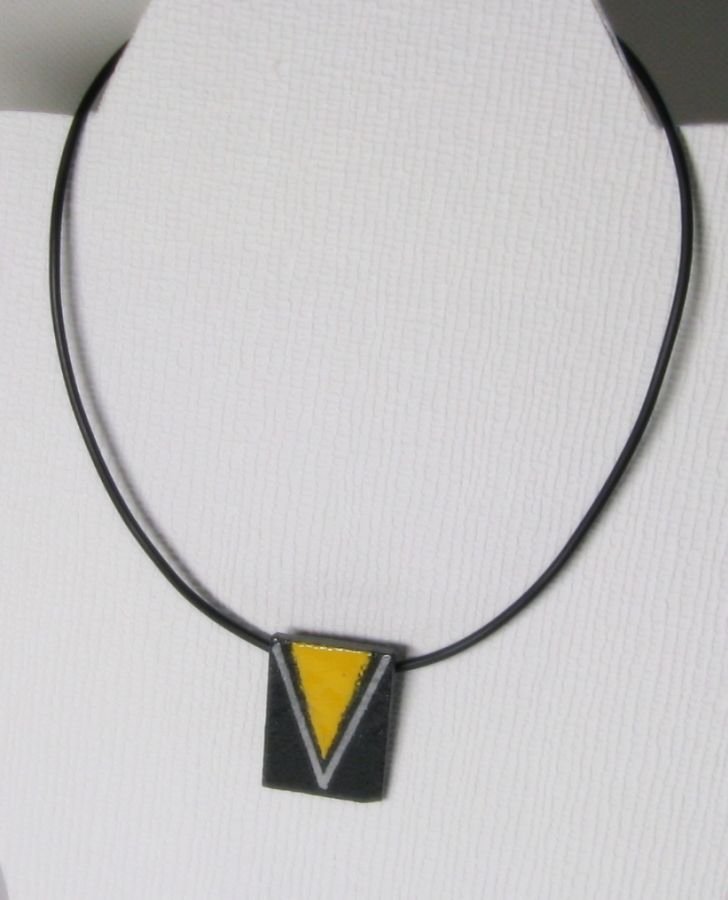 Pendentif ardoise émaillée sur pvc noir, fait main et personnalisable 