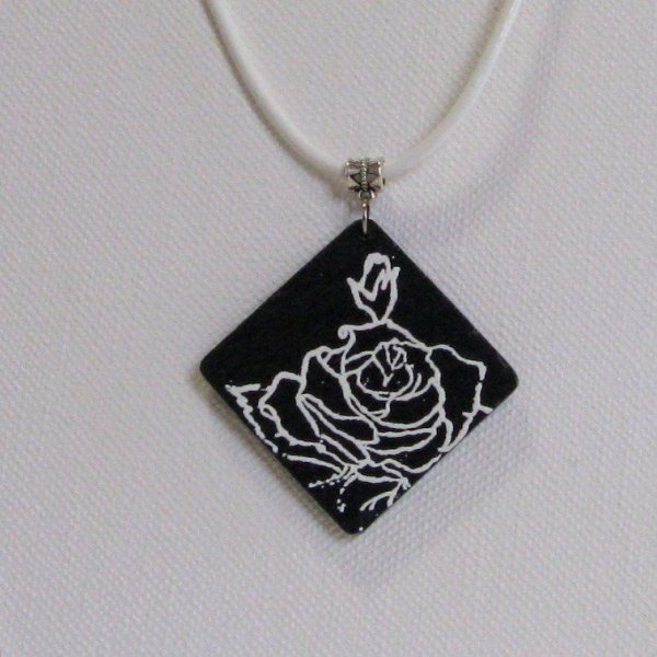 Gros Pendentif Femme en Ardoise Emaillée d'une Rose Blanche monté sur Cordon de Cuir Blanc, Création de Créateur