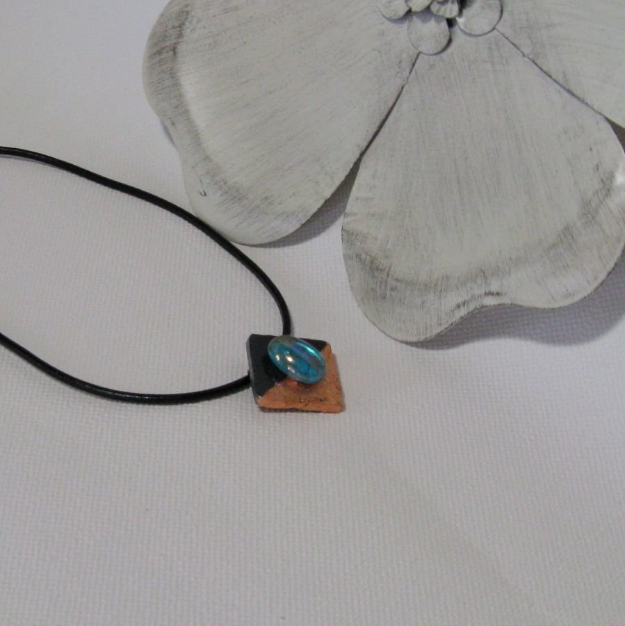 Pendentif pour Femme en Ardoise de couleur Cuivre et Turquoise sur cordon de Cuir, Création Artisanale