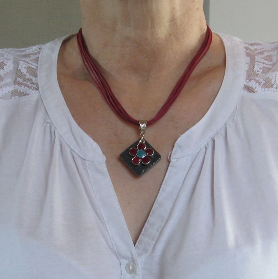 Pendentif Femme en Ardoise et Fleur Emaillée Rouge et Bleu, Montage en coton création unique