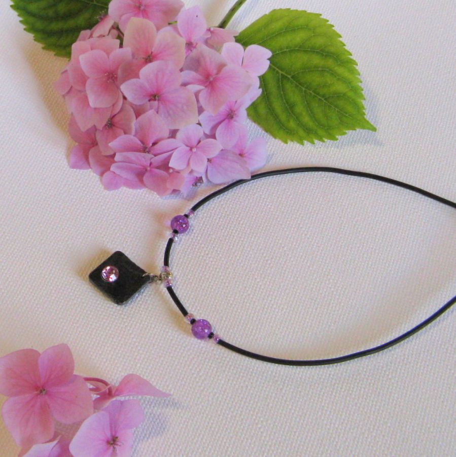 Collier Ras du Cou pour Femme en Ardoise et Strass Violet monté sur un Cordon de Silicone, Bijou Créateur