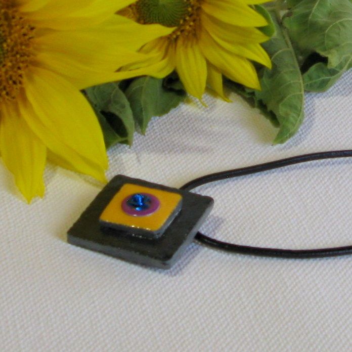 Pendentif  Femme en Ardoise Emaillée Jaune et Violet monté sur Cordon Cuir Noir, Création Artisanale