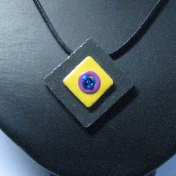 Pendentif  Femme en Ardoise Emaillée Jaune et Violet monté sur Cordon Cuir Noir, Création Artisanale