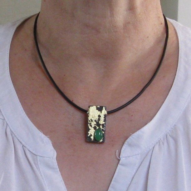 Pendentif pour Femme en Ardoise  travaillé à la feuille Dorée avec une Perle Verte montage en Silicone 