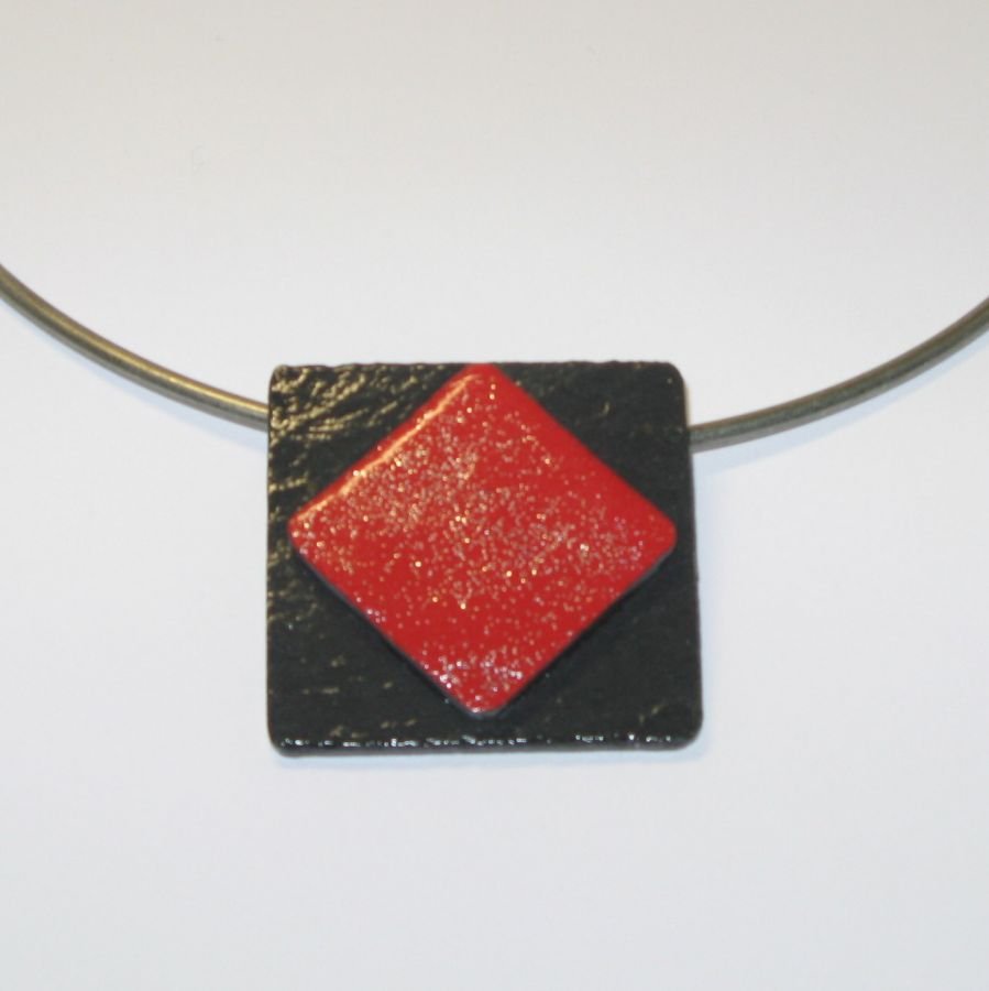 Gros Pendentif pour Femme Moderne en Ardoise Emaillée Rouge  Pailleté monté sur un Tour de Cou en Acier, Création Unique