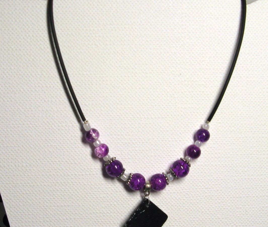 ccollier Pendentif verre blanc et ardoise montage pvc perles violettes