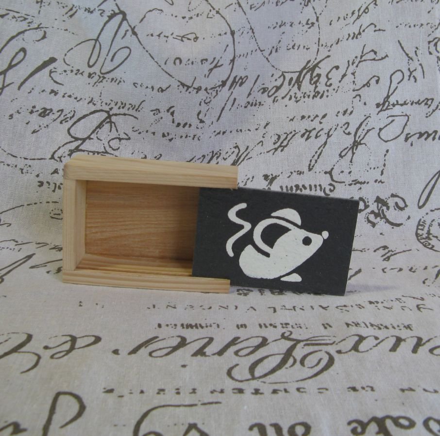 Piccola scatola in legno e ardesia con un topo, creazione unica