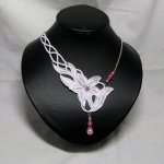 Collana asimmetrica in pizzo bianco e perle rosa per un matrimonio