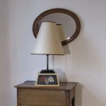 Grande lampada da tavolo in ardesia smaltata e legno, creazione unica