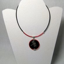 collier pendentif libellule argentée sur ardoise et silicone rouge et noir