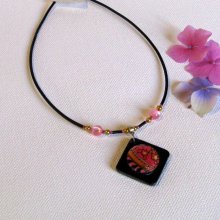 Ciondolo con cabochon rosa e ardesia per donna, montato su un cordoncino di silicone nero con perle, creazione unica.