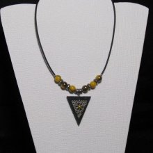 Pendentif collier triangulaire perles jaune moutarde sur cordon silicone noir