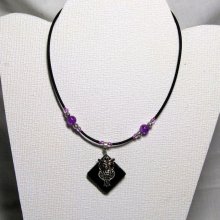 collier pendentif chouette argentée sur silicone et perles violette