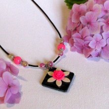 Collana in ardesia da donna con design floreale fucsia ed ecrù, creazione unica