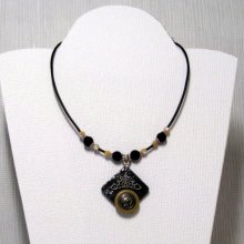 collier pendentif vintage bouton sur ardoise montage silicone et perles beige et noire