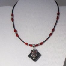 Collier pendentif chouette argentée sur ardoise monté sur silicone et perles rouges