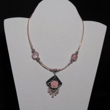 collier pendentif romantique fleur rose sur cordon rose et perles