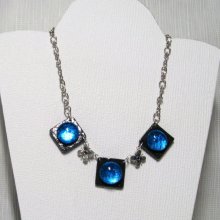 collier plastron cabochon bleu sur ardoise montage chaine argentée