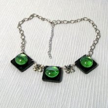 collier plastron cabochon vert sur ardoise montage chaine argentée