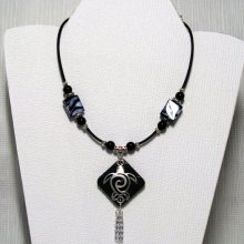 collier pendentif tortue argentée style ethnique sur cordon silicone noir et perles