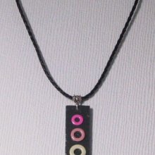 Pendentif ardoise et émail sur cordon de cuir tressé noir.