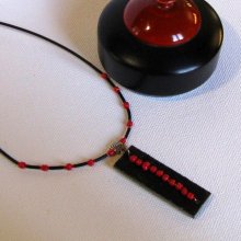 Collana da donna in ardesia e perle rosse montate su un cordoncino di silicone nero, creazione unica