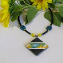 Gros Collier Ras du Cou pour Femme en Ardoise Emaillée Bleu Jaune et Blanc monté un Gros Cordon de Silicone Noir