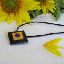 Pendentif  Femme en Ardoise Emaillée Jaune et Violet monté sur Cordon Cuir Noir, Création Artisanale