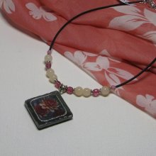 Collana di ardesia Fiori rosa su cordoncino di silicone e perle, creazione unica fatta a mano